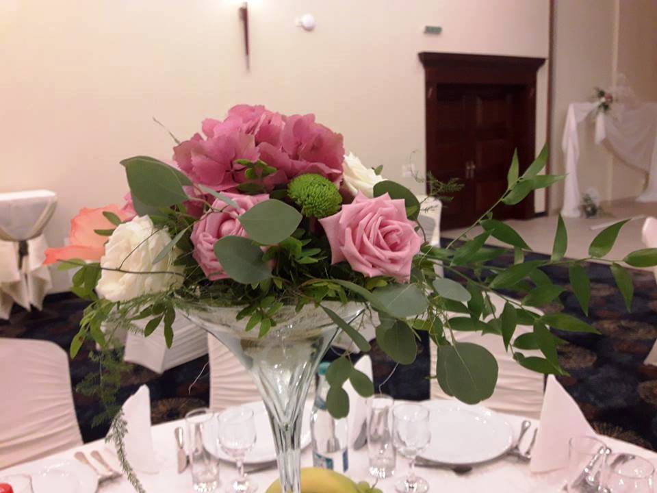 img/aranjamente/aranjamente-florale-invitati-nunta-huedin-hortensie-roz-trandafiri-hotel-napoca.jpg