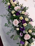 Codrut si Sanda au ales Florarie Huedin Florisis ca si furnizor pentru decorul salii si aranjamentele florale. Intreaga nunta a fost un mix echilibrat de roz pal si nuante de mov.