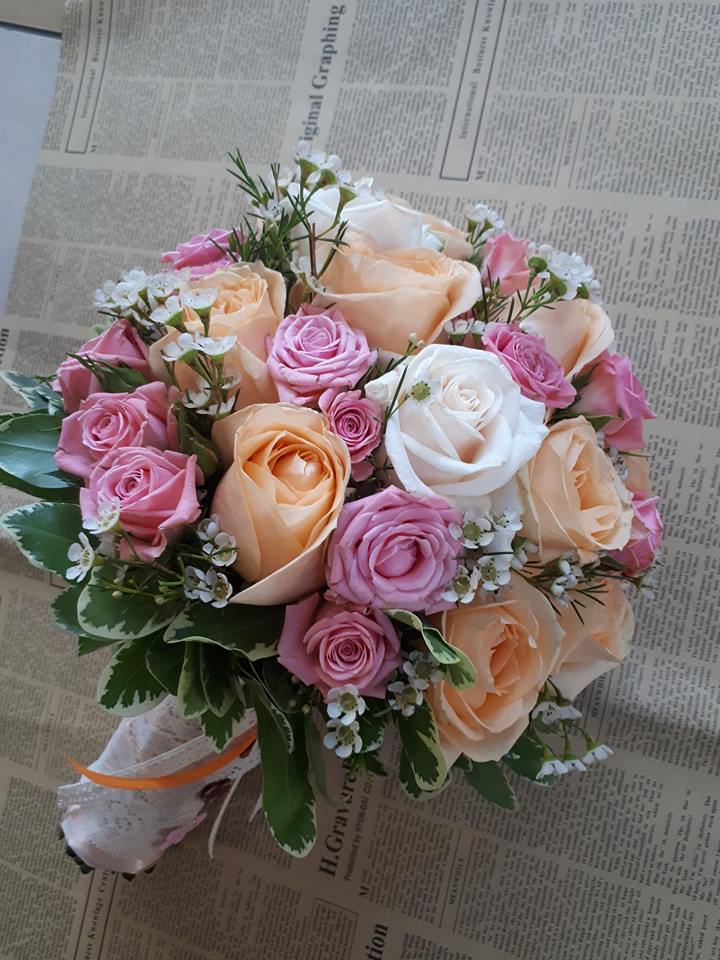 Buchet de mireasa romantic realizat din trandafiri somon si vendela, minirose si wax flower.
