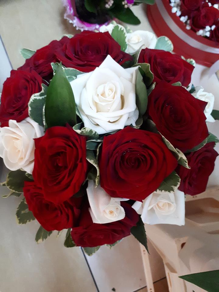 Buchet de mireasa realizat din trandafiri rosii Red Naomi si alb/crem - Vendela.