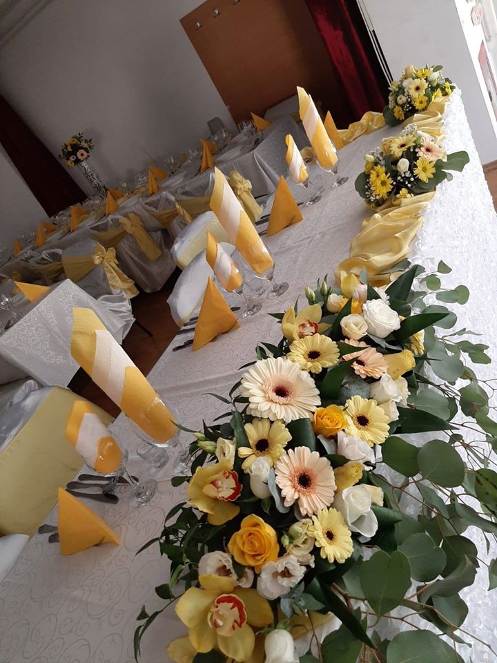 Intreaga tema a nuntii au fost nuante de galben iar prezidiul nu putea sa faca exceptie! Mini gerbera, cupe de orhidee cymbidium, trandafiri, mult eucalipt.